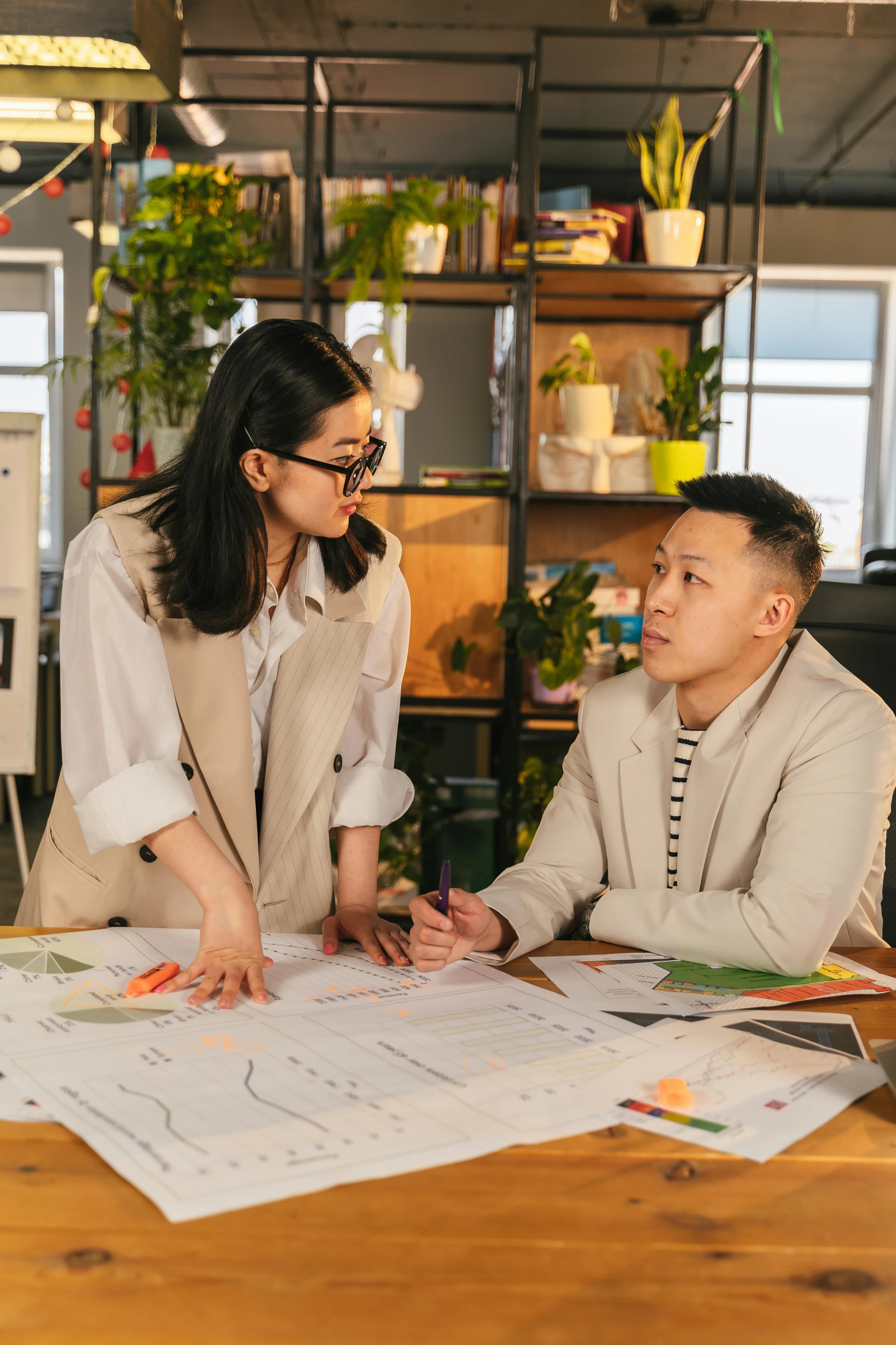 Consulting team planning an enterprise cloud migration roadmap