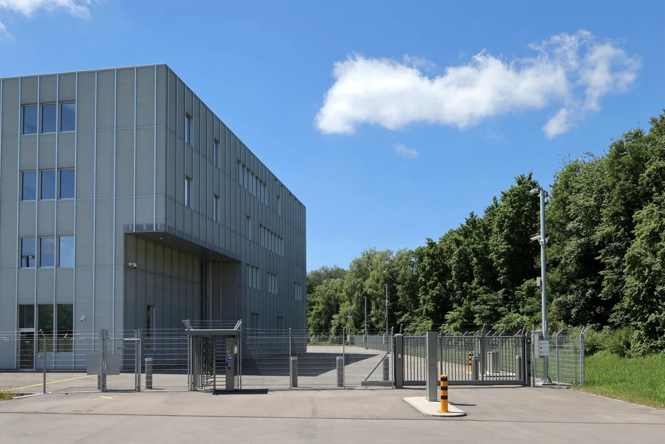 Data center deployment power and cooling architecture