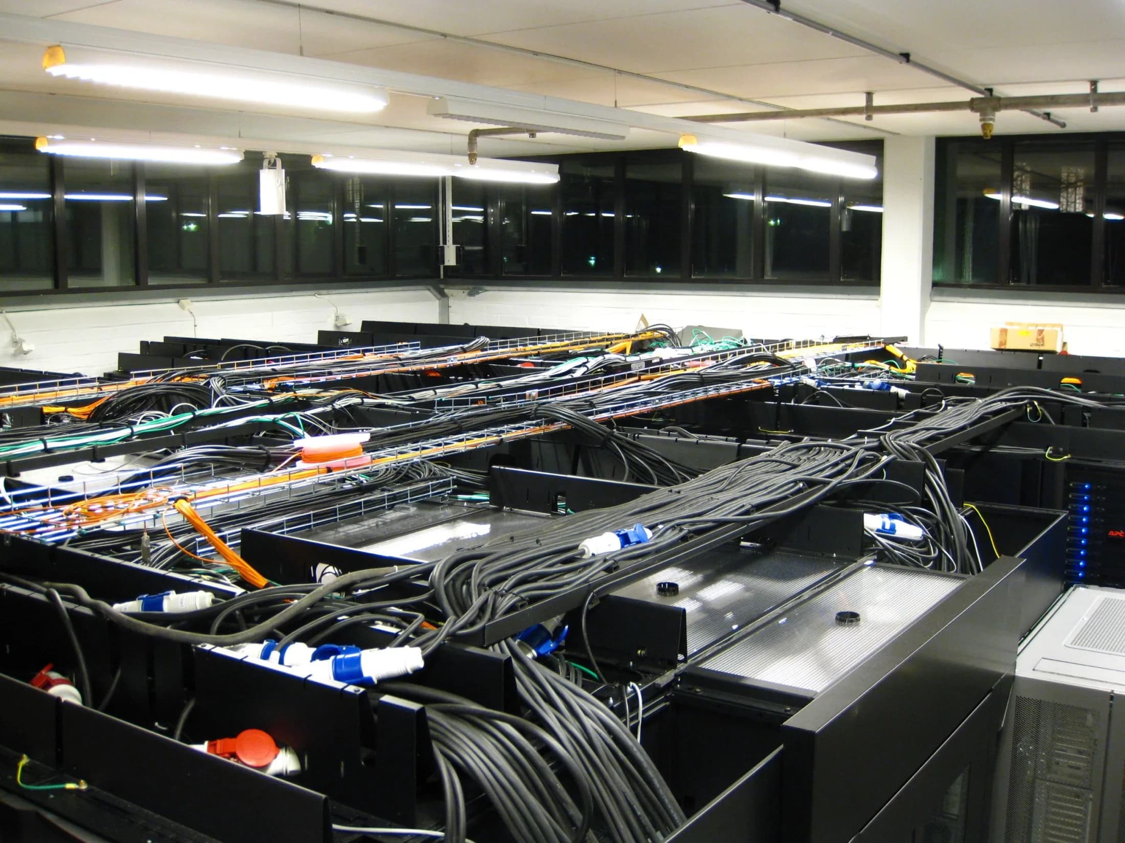 Specialist managing virtual server lifecycle and resource planning