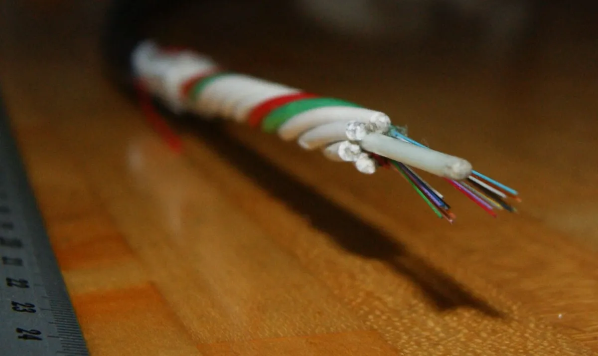 Toprağa gömülecek tipte optik fiber kablonun kesiti