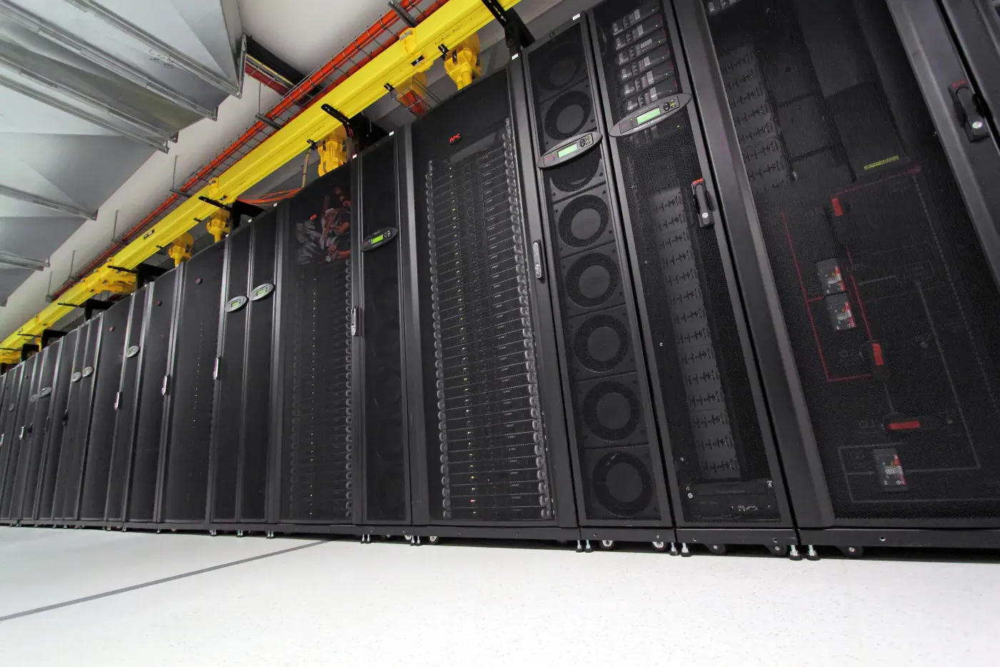 Dell server enterprise topology design için sunucu rack görseli