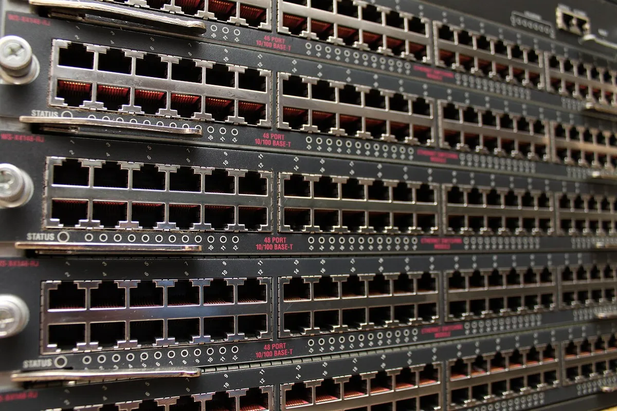 Bir ağ anahtarının ön panelinde sıralanmış RJ-45 Ethernet portları