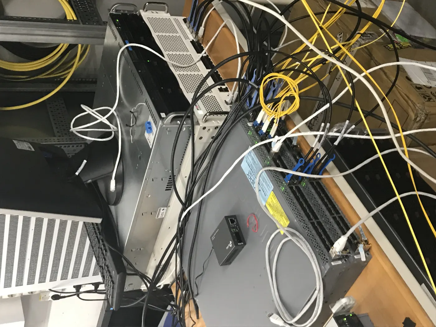 FortiGate access control ISO 27001 uyumu için firewall rack görseli