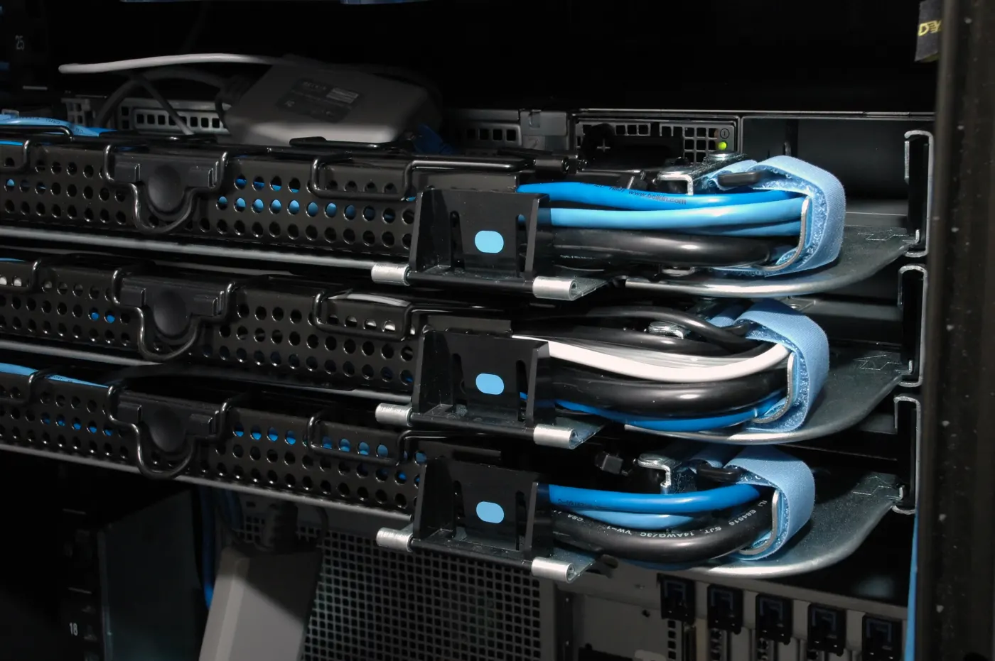 ISO 27001 için Dell server network security kablo yönetimi görseli
