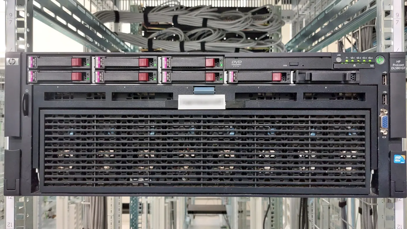 KVKK için VMware audit log rehberi için eski ESXi node sunucu görseli