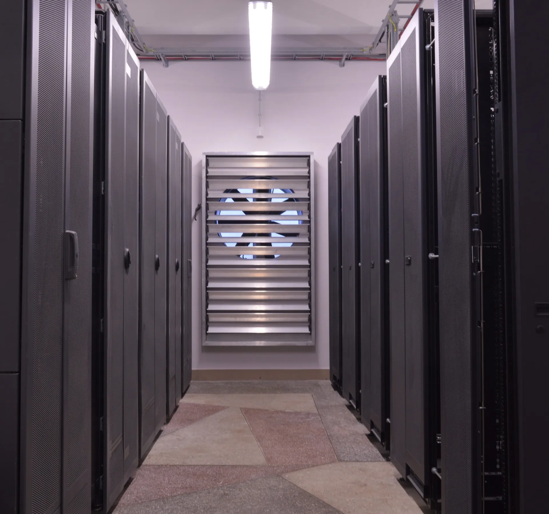 Server-room image for the VMware cannot start virtual machine guide