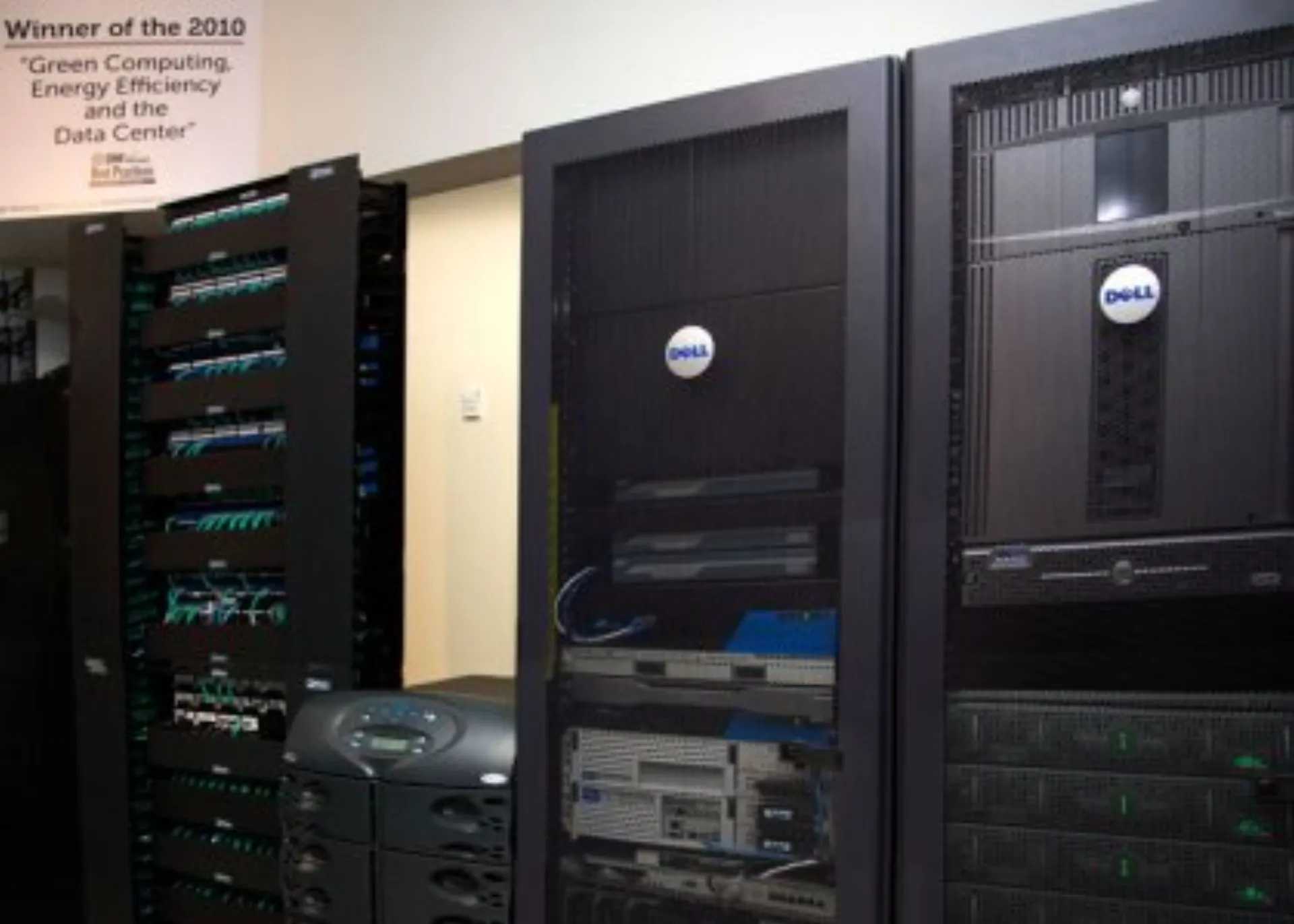 VMware iSCSI datastore kurulumu rehberi için sunucu odası görseli