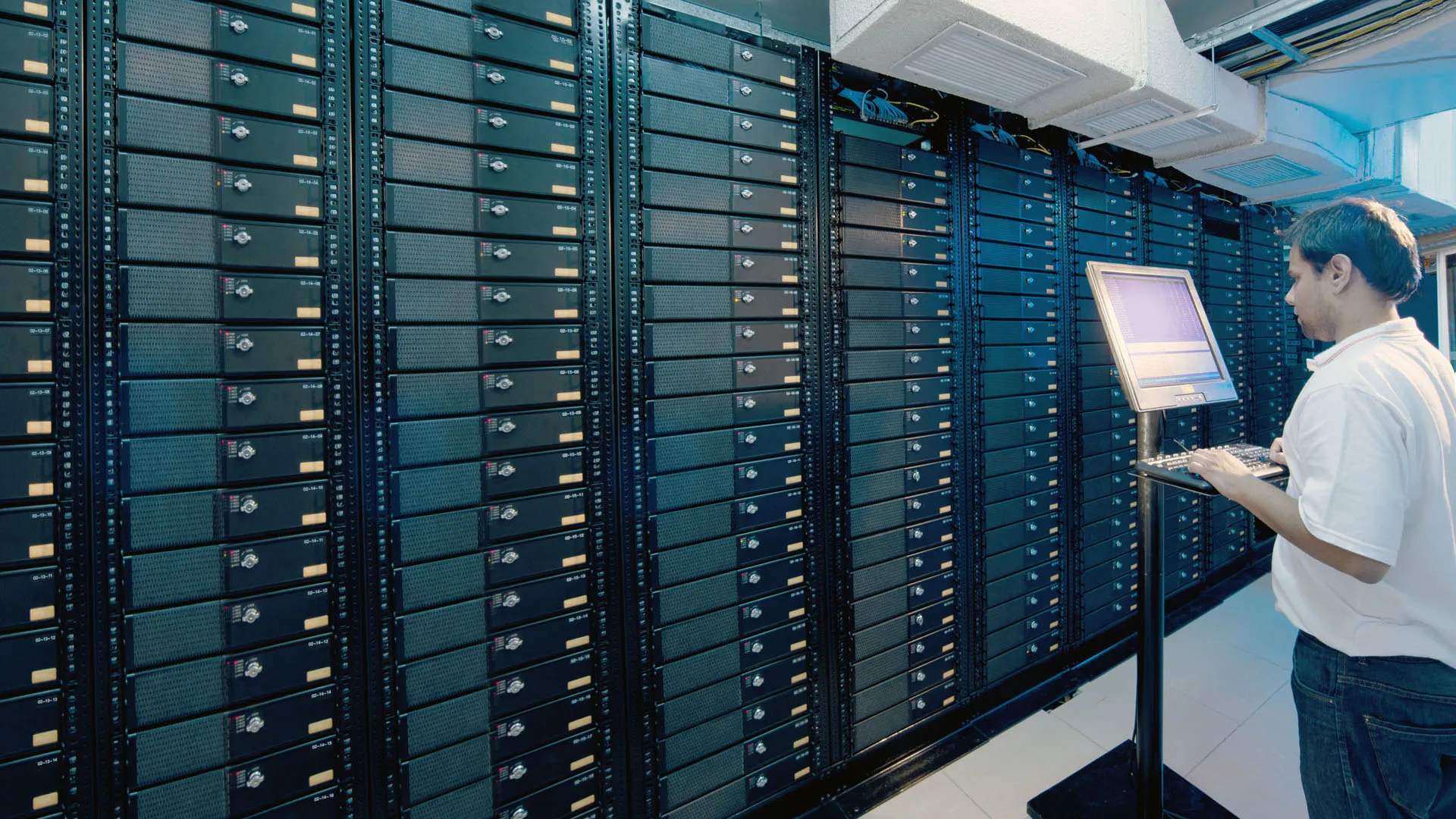 VMware replication kurulum rehberi için sunucu odası görseli