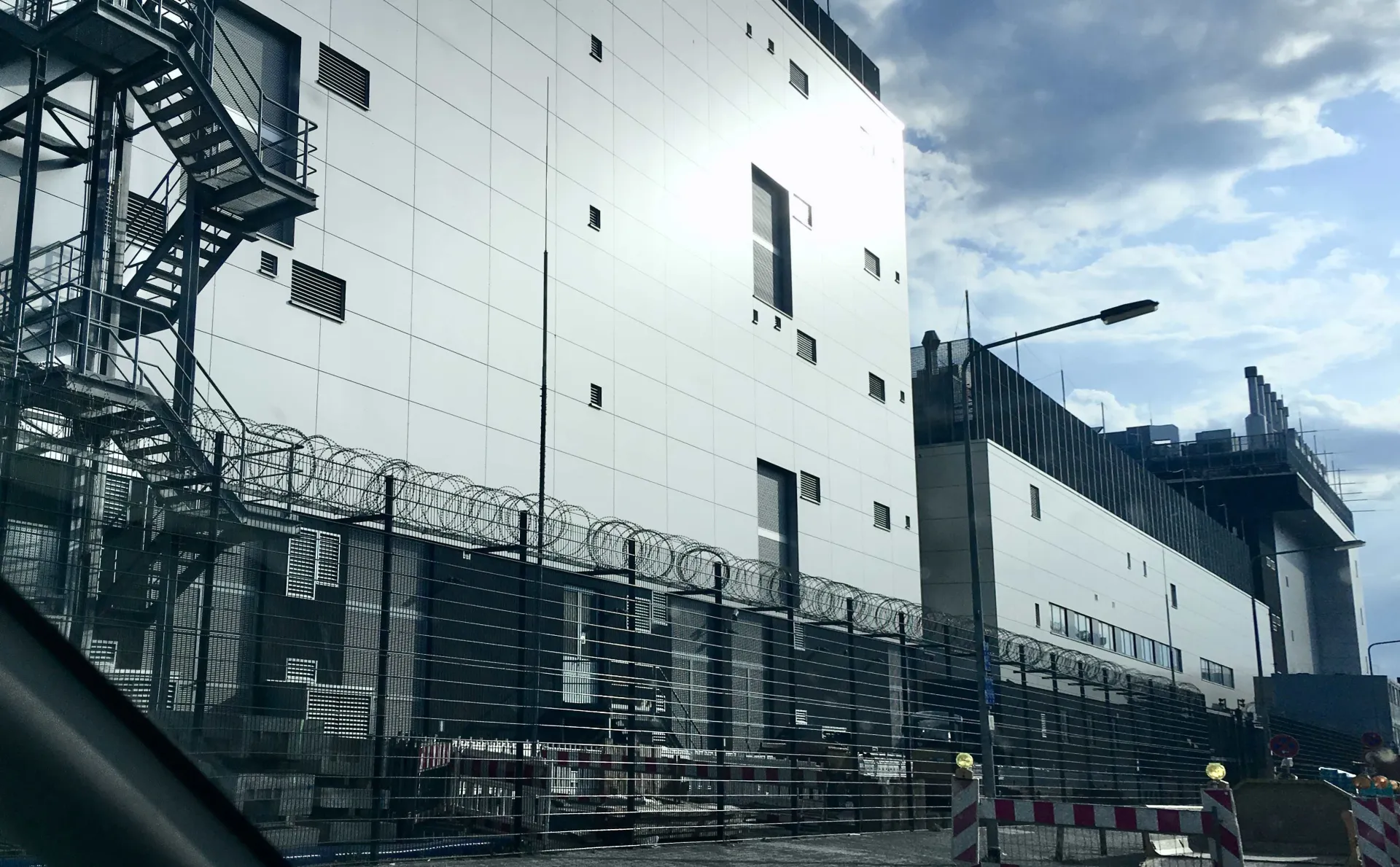 Server-room image for the VMware Resource Pool guide