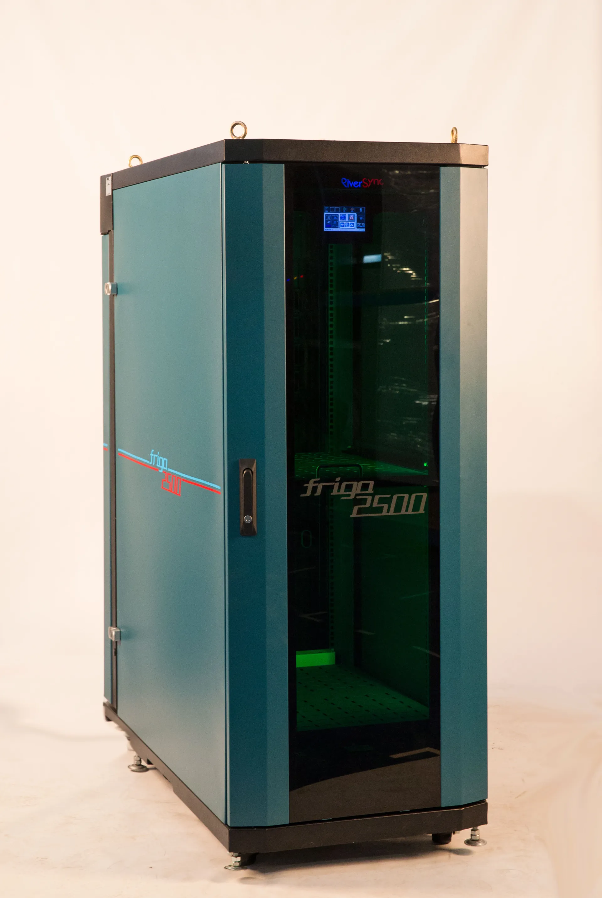 VMware storage-policy creation guide with server-room backdrop