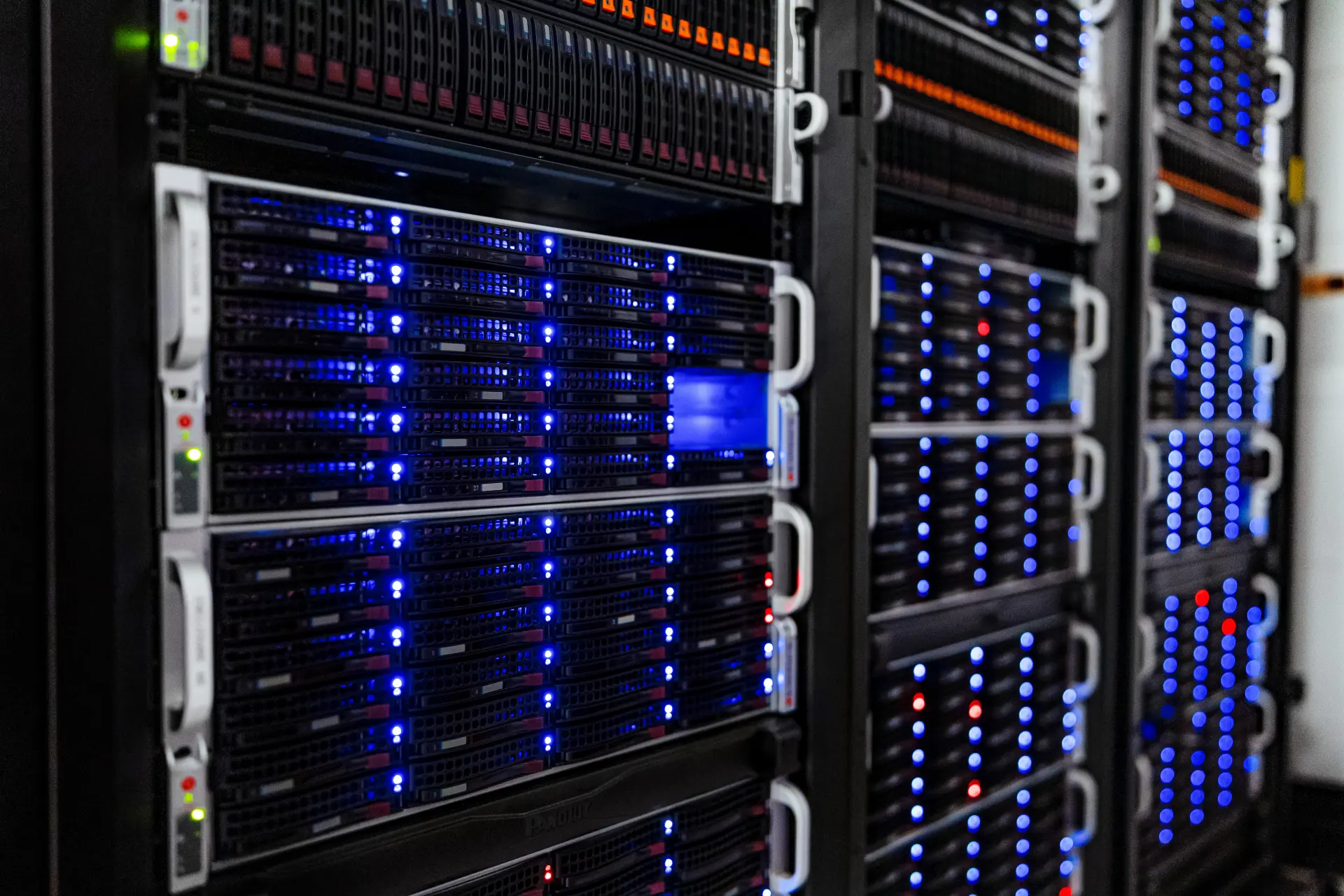 Data center server racks for vMotion operations