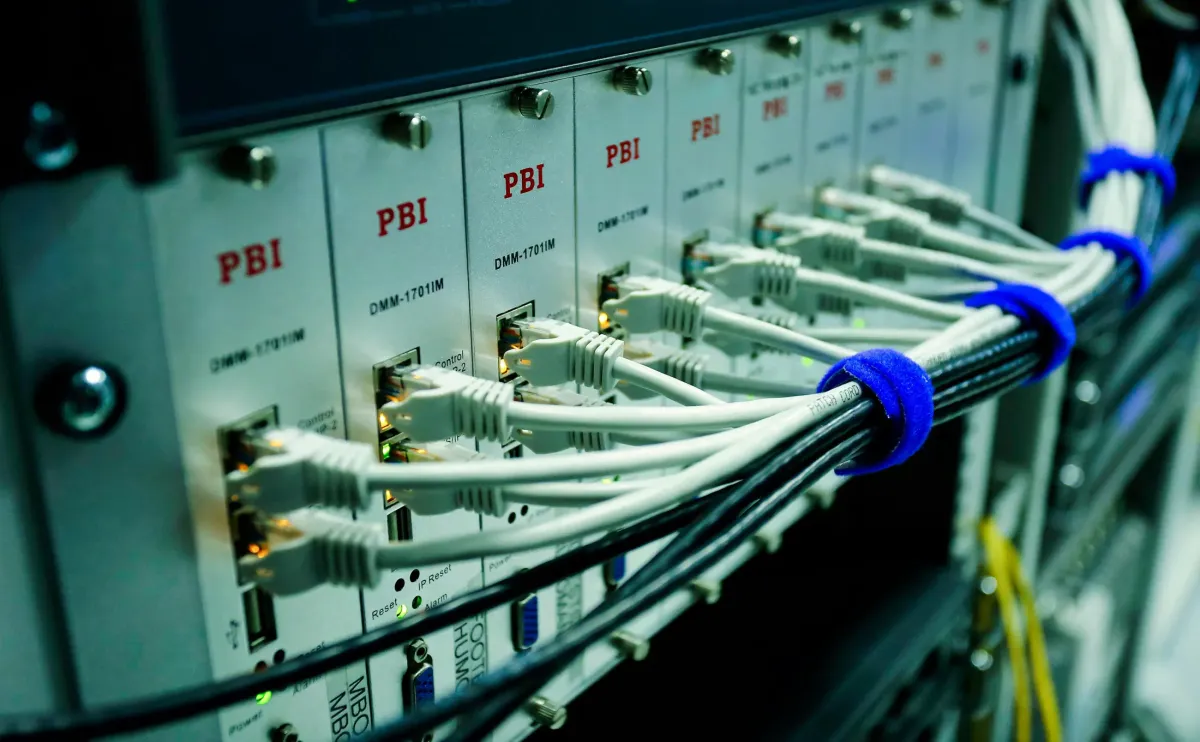 Ağ segmentasyon mimarisi üzerinde çalışan network güvenlik ekibi