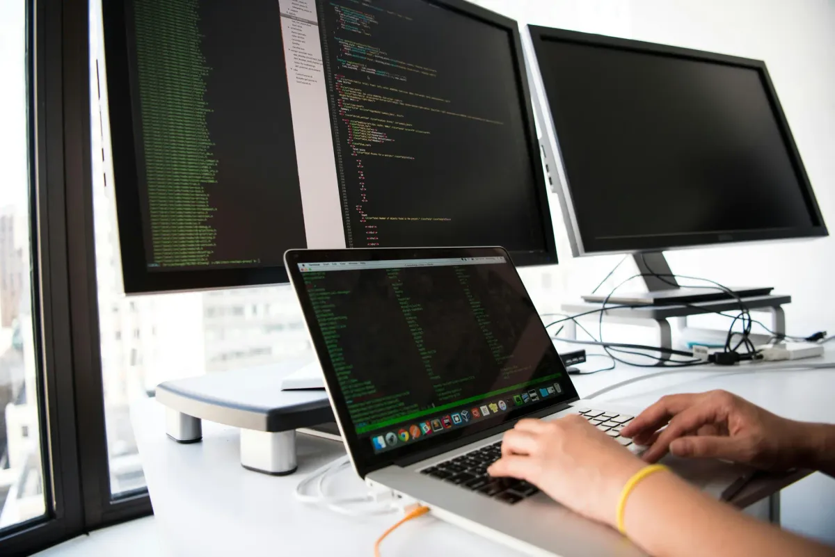 Docker container yönetimi yapan operasyon mühendisi
