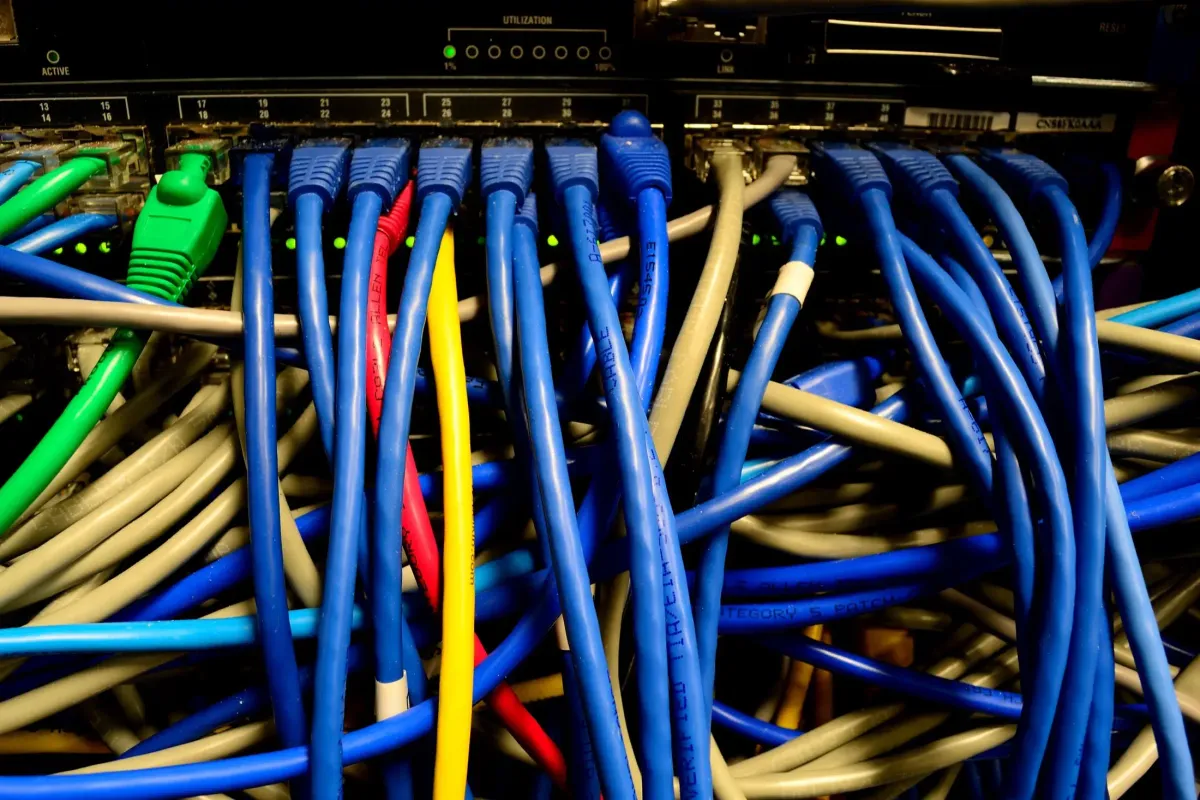 Network kabinetinde kurumsal switch ve router cihazları