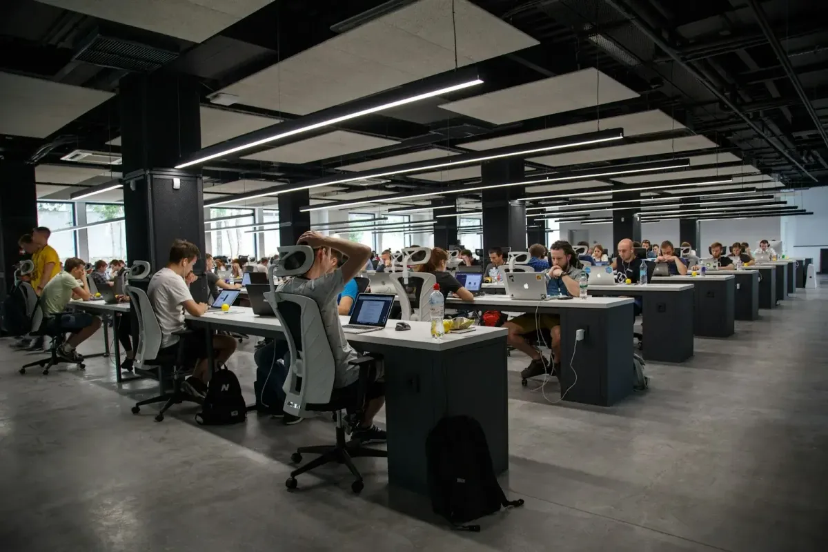 Anahtar kelime kümeleri ve sayfa haritalama matrisi üzerinde çalışan SEO uzmanı