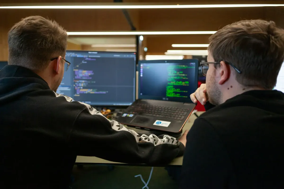 Ölçeklenebilir web uygulama mimarisi ve crawl dostu routing şeması