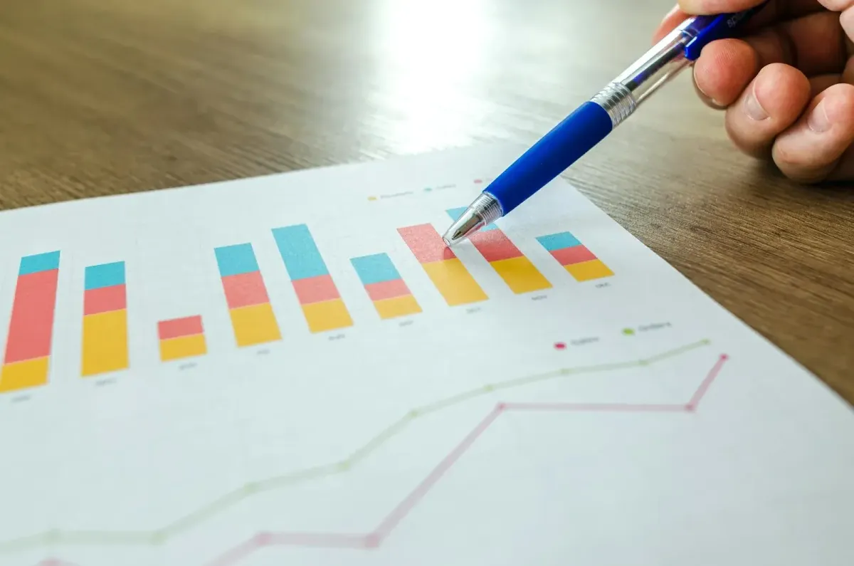 SEO içerik performans dashboardunda trafik ve sıralama metriklerinin analizi