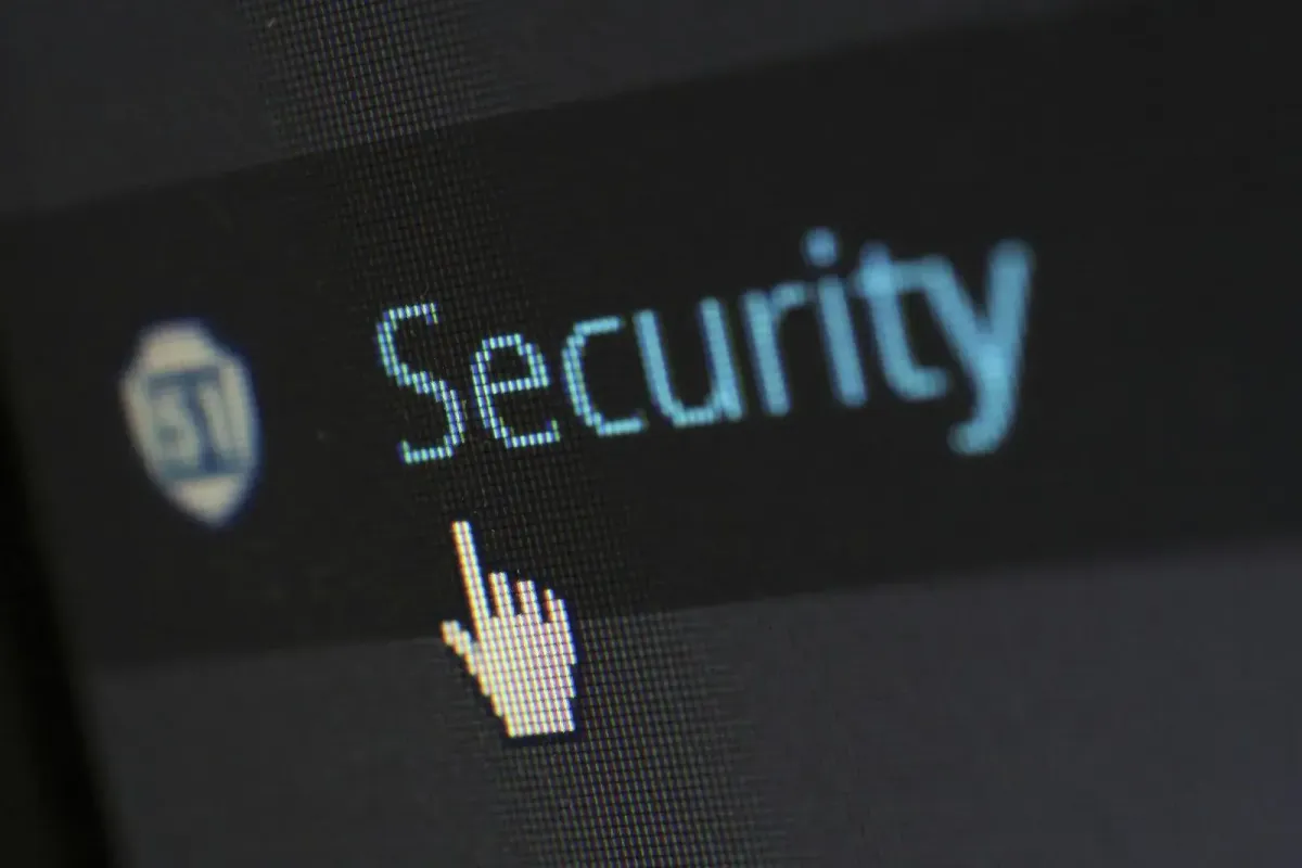 Kurumsal web güvenlik risk analiz panelinde açıkların önceliklendirilmesi