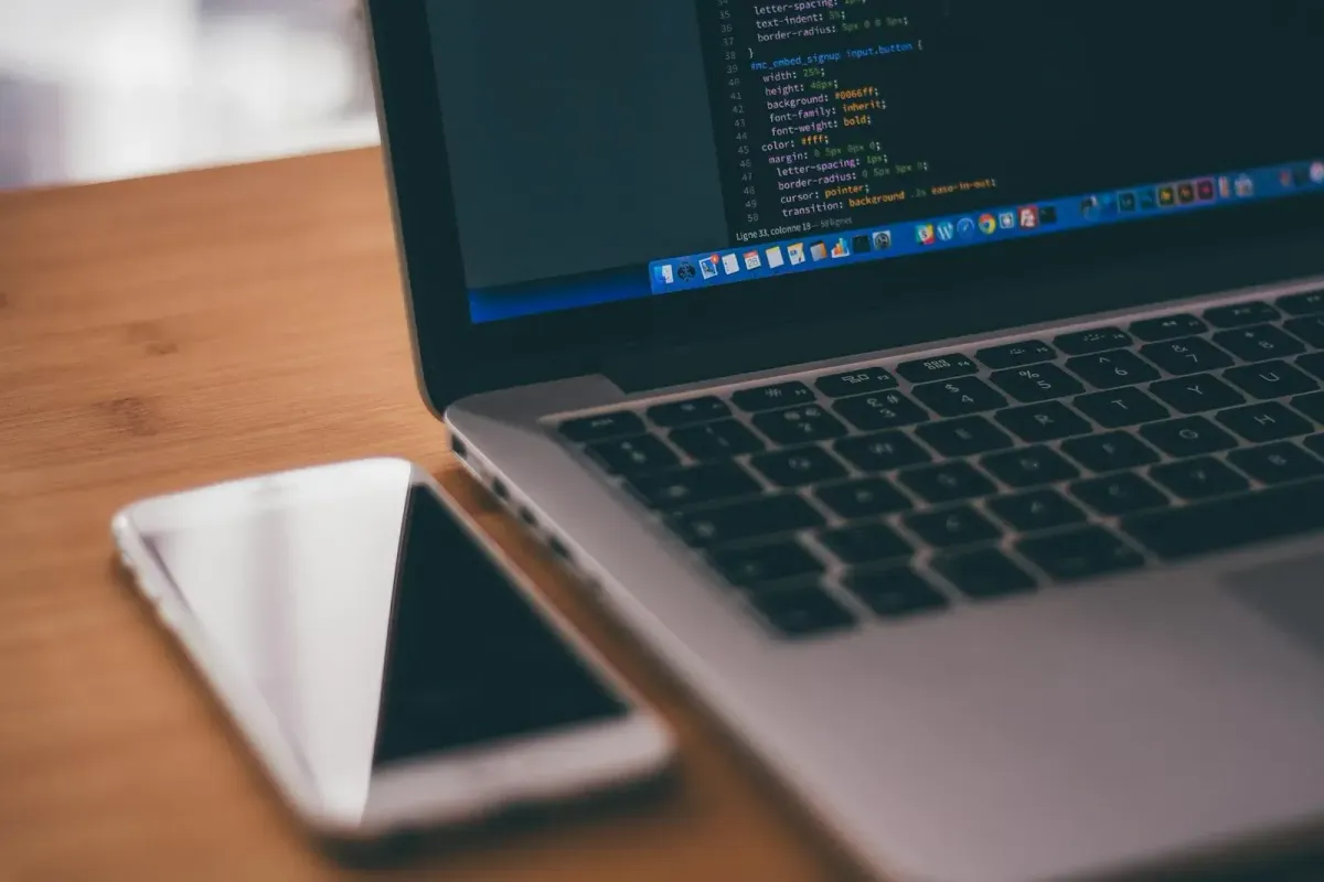 Mobil öncelikli web arayüzünün farklı ekran boyutlarında test edildiği geliştirme ekranı