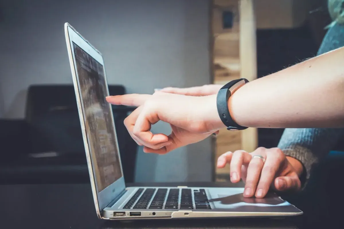 On-page SEO ve entity ilişki şemaları üzerinden içerik revizyonu yapan uzman