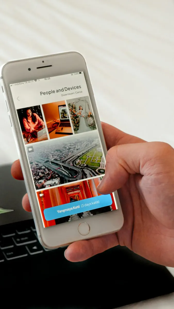 Responsive web arayüzünün telefon ve dizüstü cihazlarda birlikte görüntülendiği UX tasarım sahnesi
