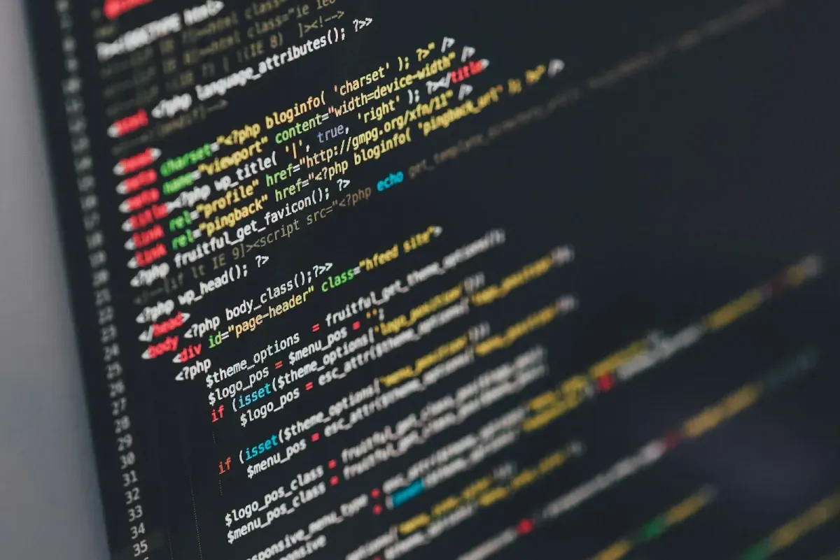 Web bakım operasyon ekranlarında site performansını izleyen teknik ekip
